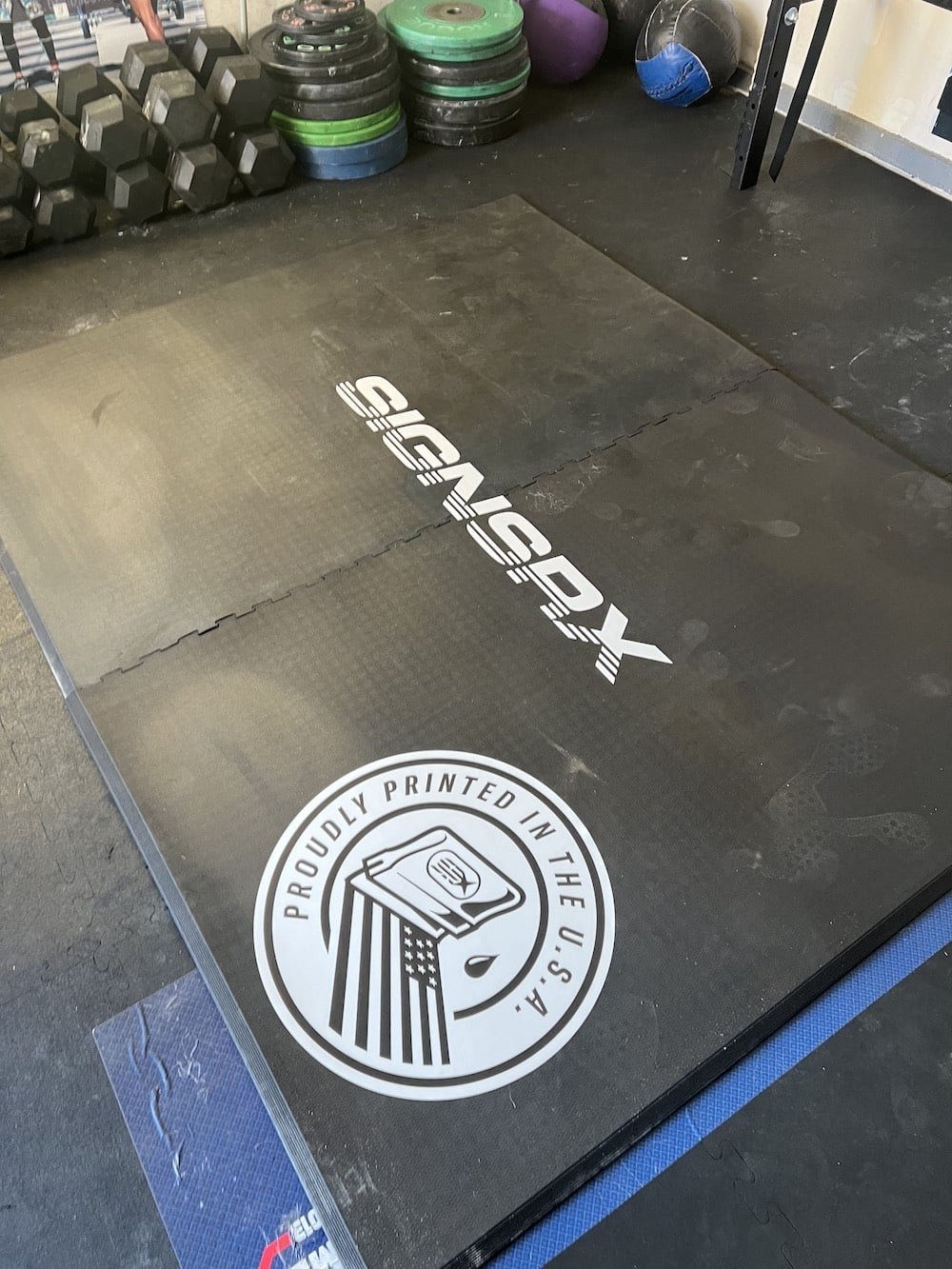 Interlocking weightlifting platform featuring personalized graphics